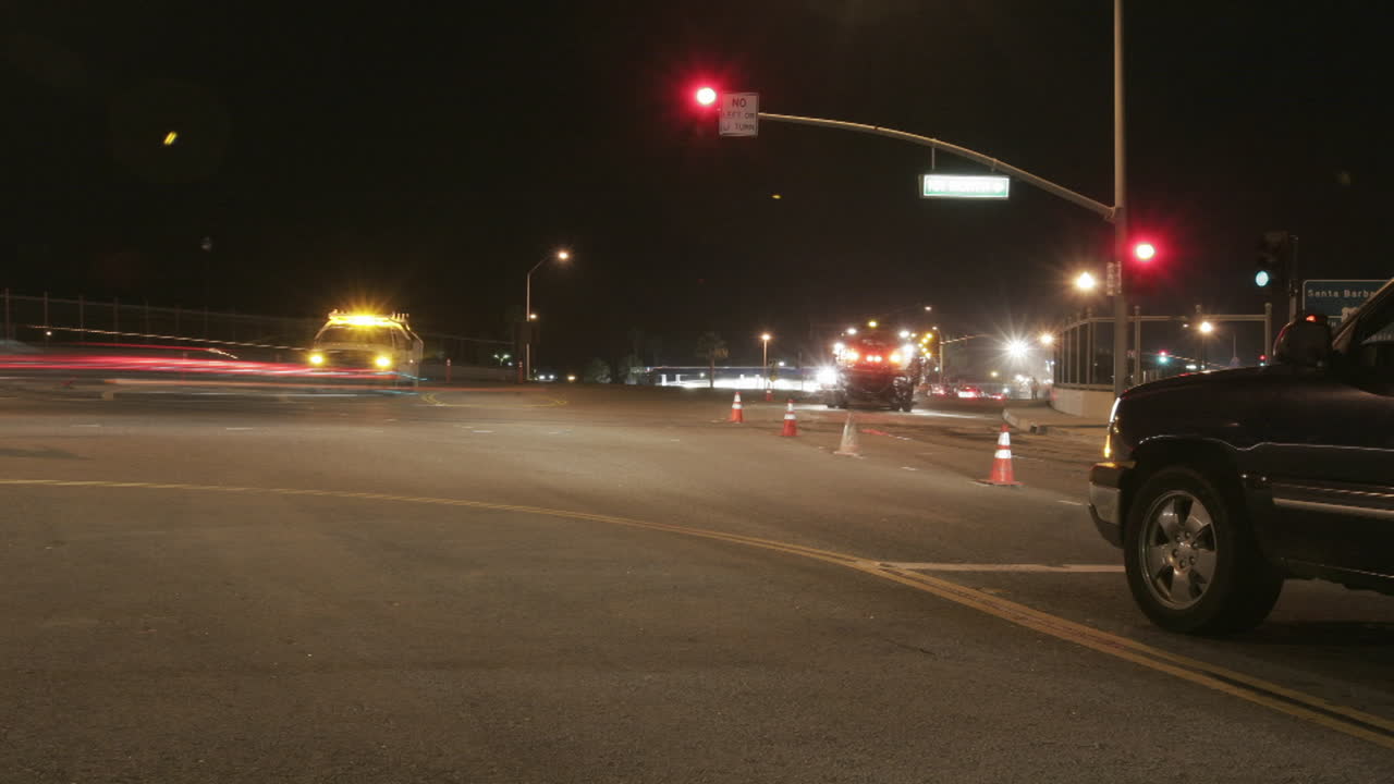 교통은 건설 인부들이 일하는 교차로를 통과합니다.