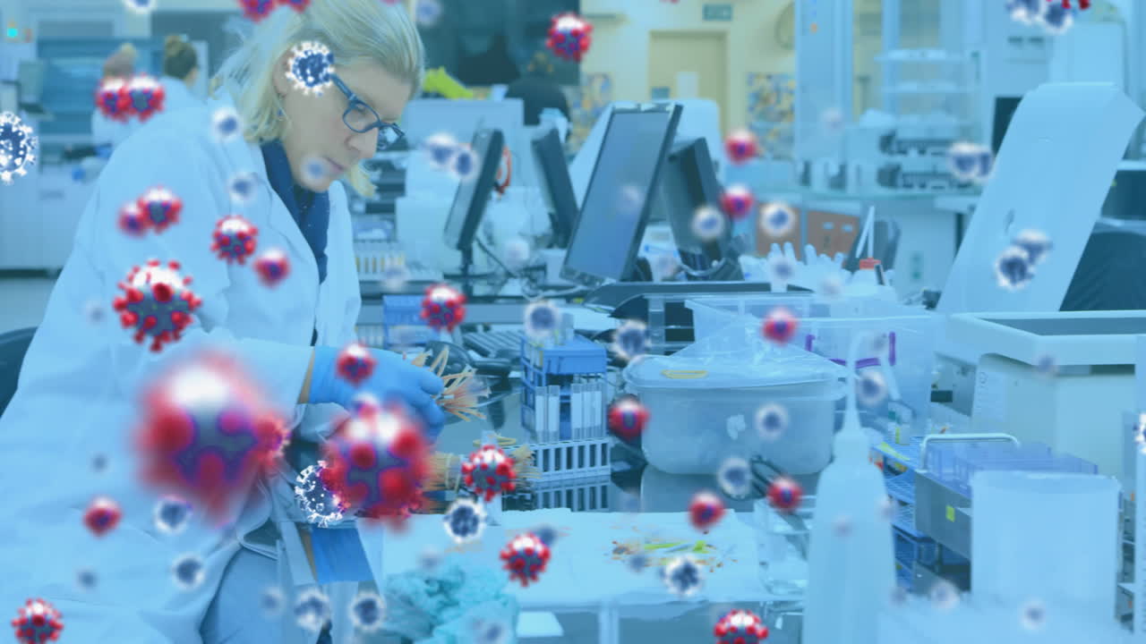 코로나19 세포가 실험실에서 일하는 여성 과학자를 공격하고 있습니다.