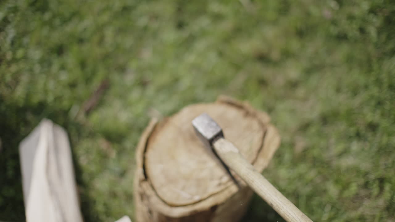 도끼로 장작 패기