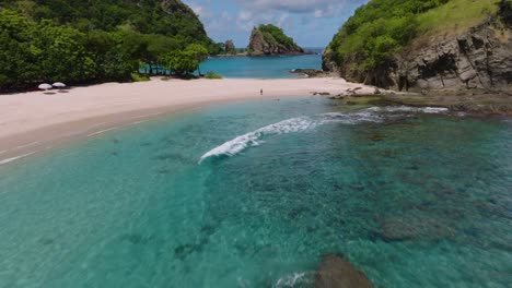 drone estableciendo una toma de la hermosa playa tropical de koka en la isla de flores, indonesia