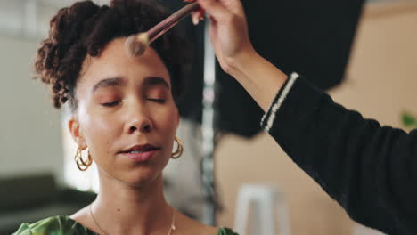 artista de maquillaje aplicando maquillaje a un modelo