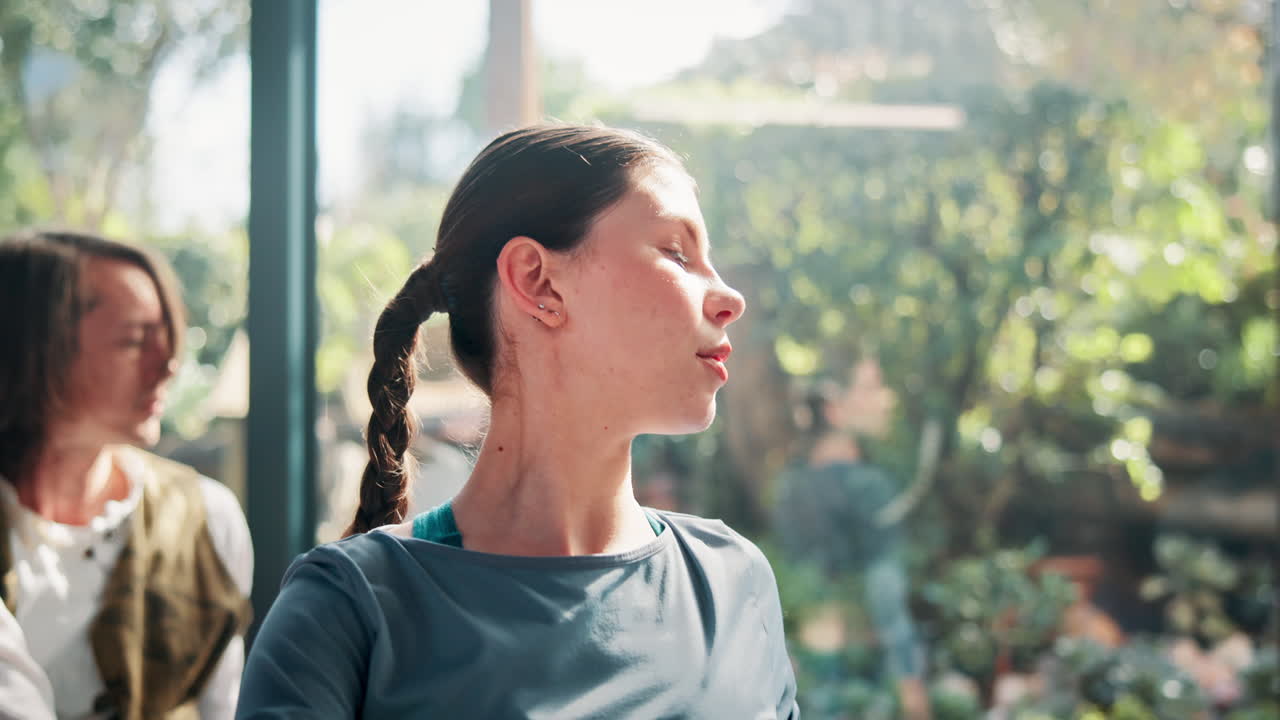 십대와 어머니가 집에서 휴식을 취하고 있습니다.