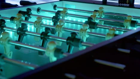 panorámica lenta de una mesa de futbolín con retroiluminación led