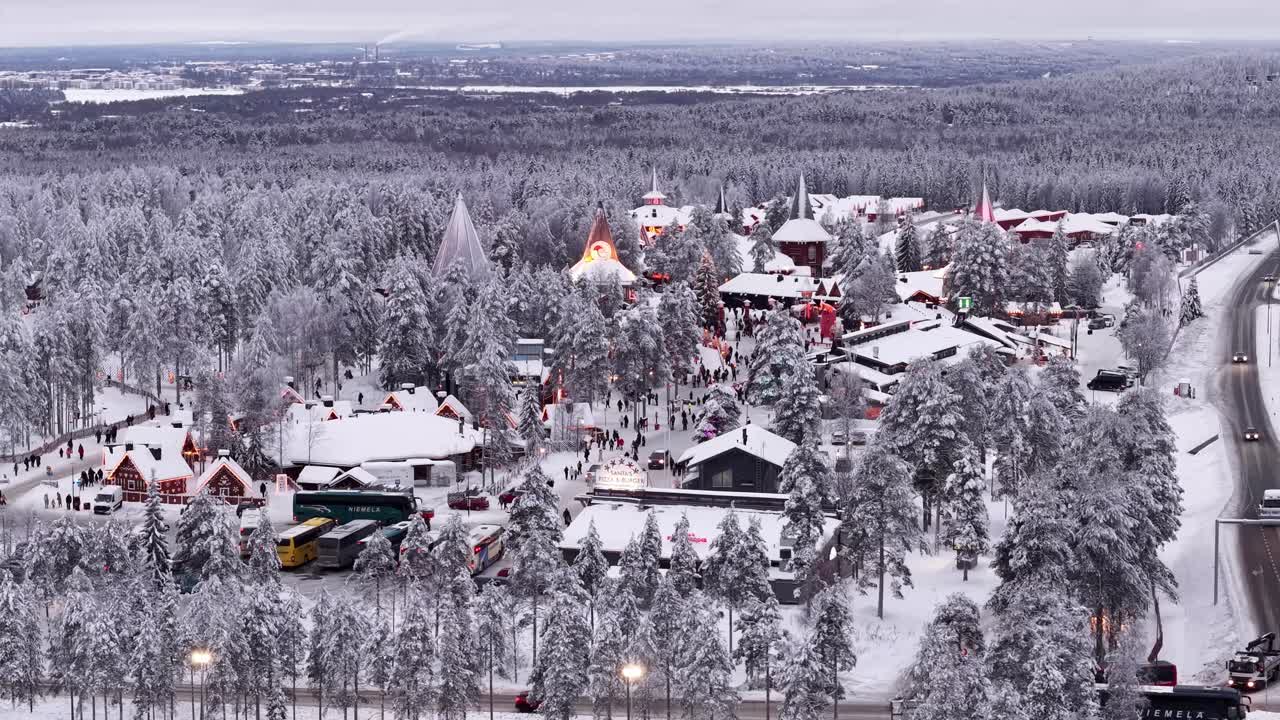 Pueblo de Papá Noel en Navidad, Rovaniemi, Finlandia, ruta europea E75, plano de establecimiento con dron
