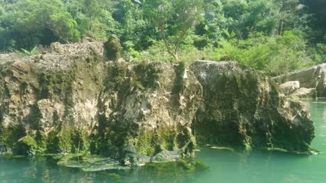 Una-Bonita-Roca-En-Medio-De-Un-Lago