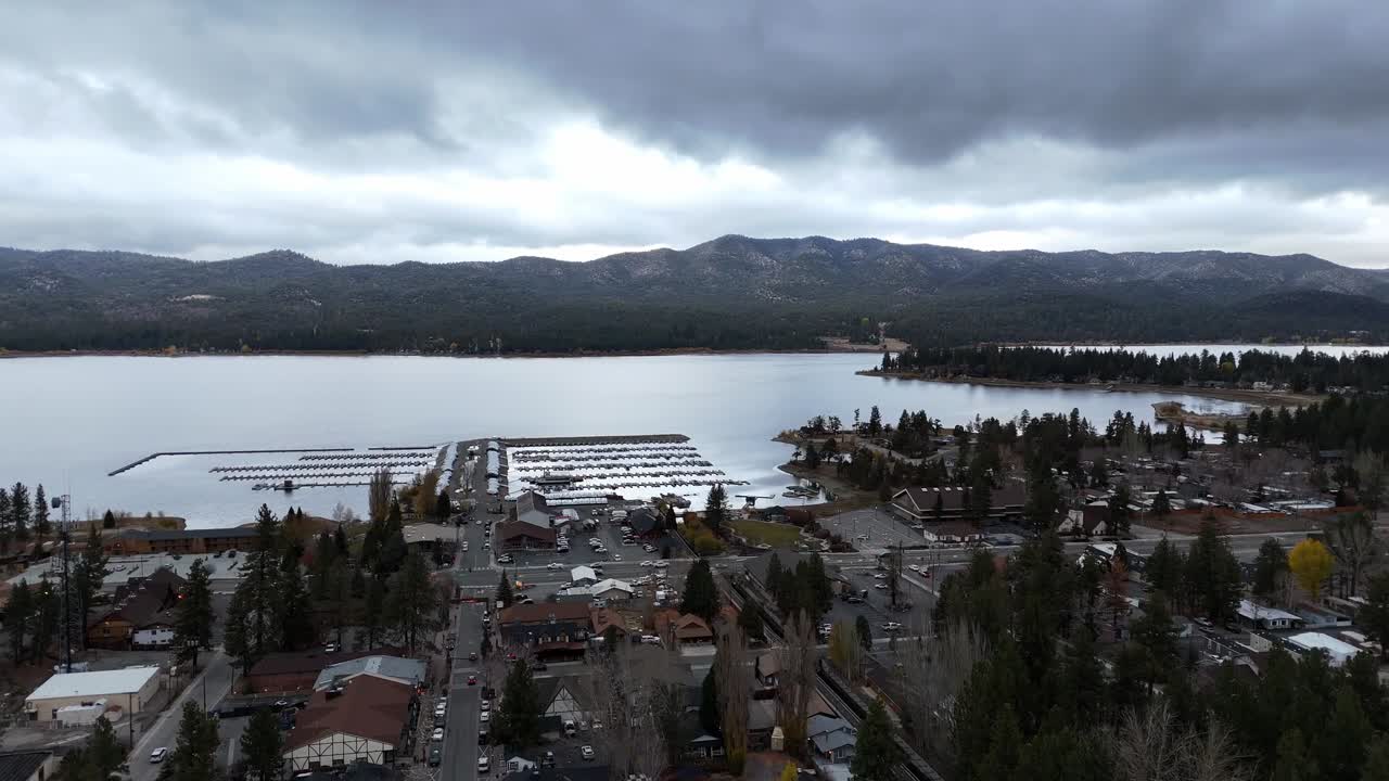 Filmato di cielo dinamico che aggiunge movimento sopra una bellissima scena del lago presso il porto turistico di Big Bear