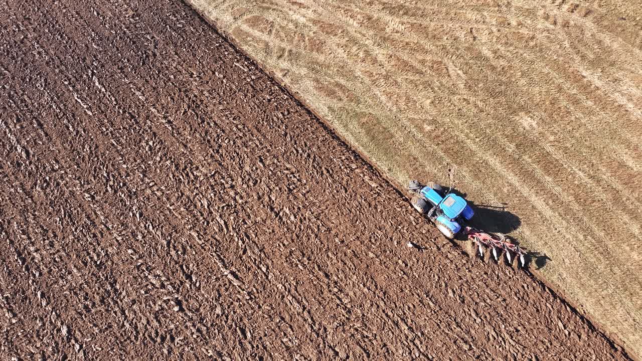 Il trattore ara la terra in primavera
