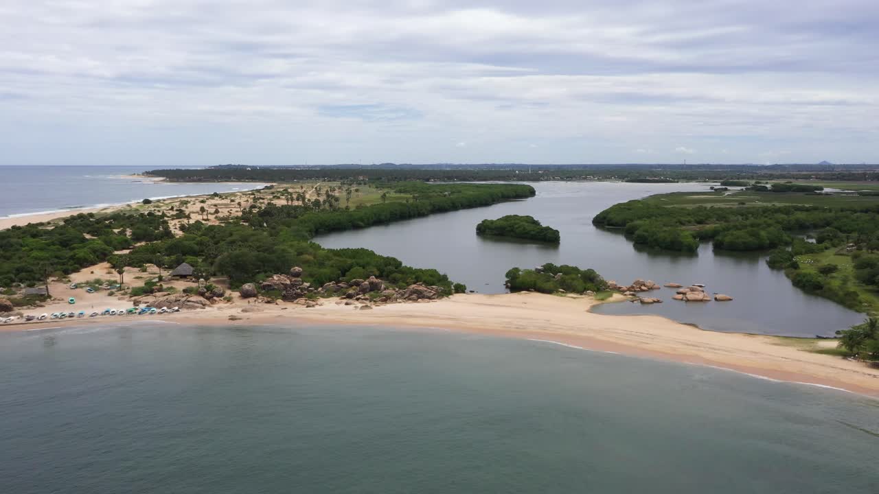 antena descendiendo sobre el océano, la playa y las olas en el popular destino de surf de la bahía de arugam, sri lanka