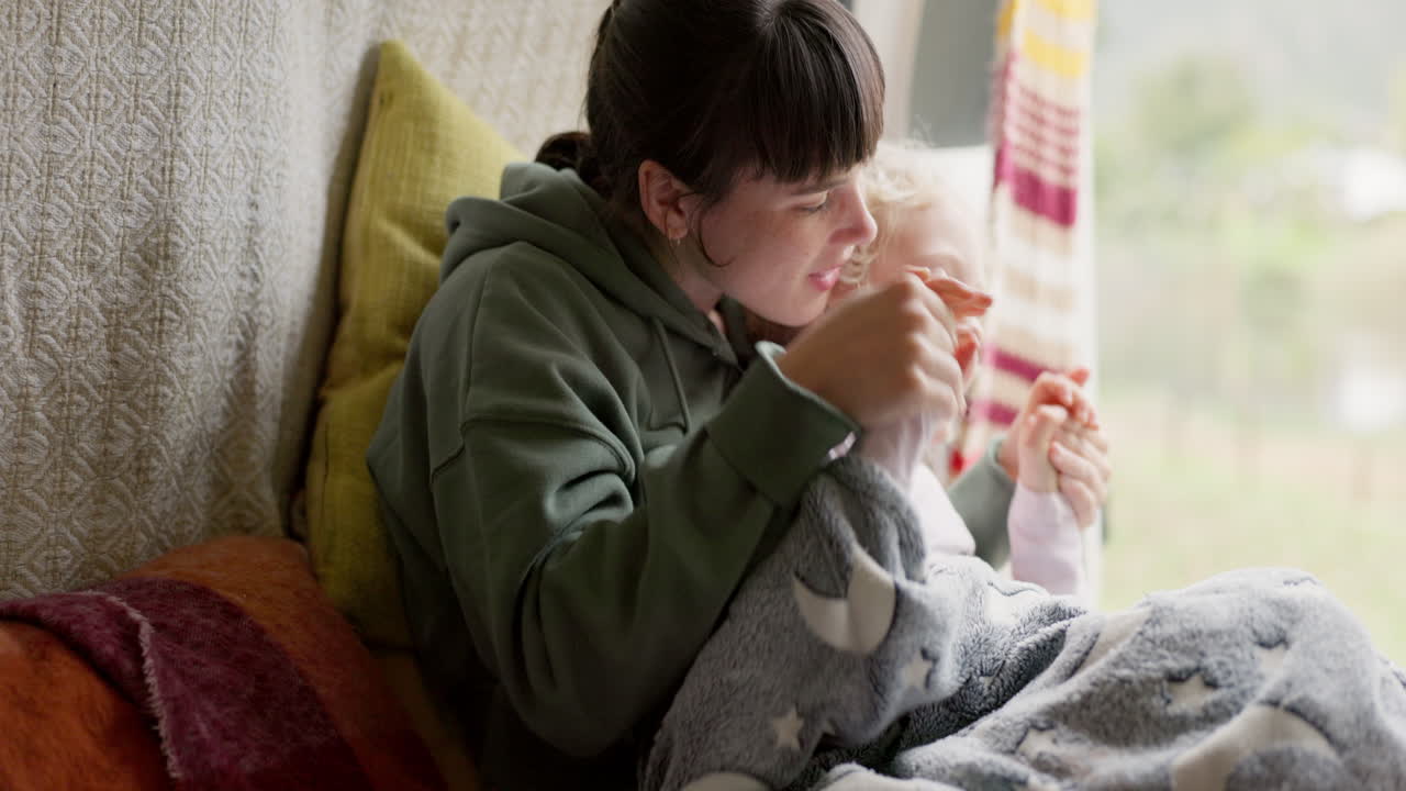 Acampamento, amor e mãe brincando com a filha