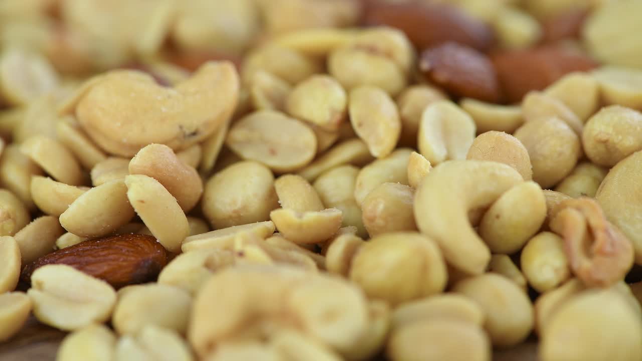 Porzione di frutta secca tostata su un piatto rotante (loop continuo)