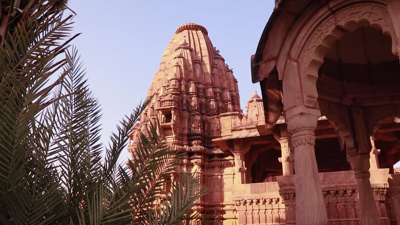 arquitectura del antiguo templo hindú de piedra roja desde un ángulo único en el día