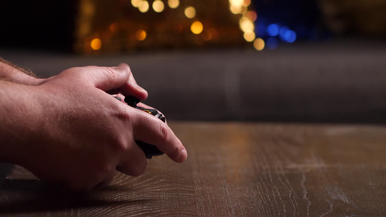 좌절한 백인 남자는 게임 콘솔 컨트롤러로 비디오 게임을 하고 컨트롤러를 떨어뜨립니다