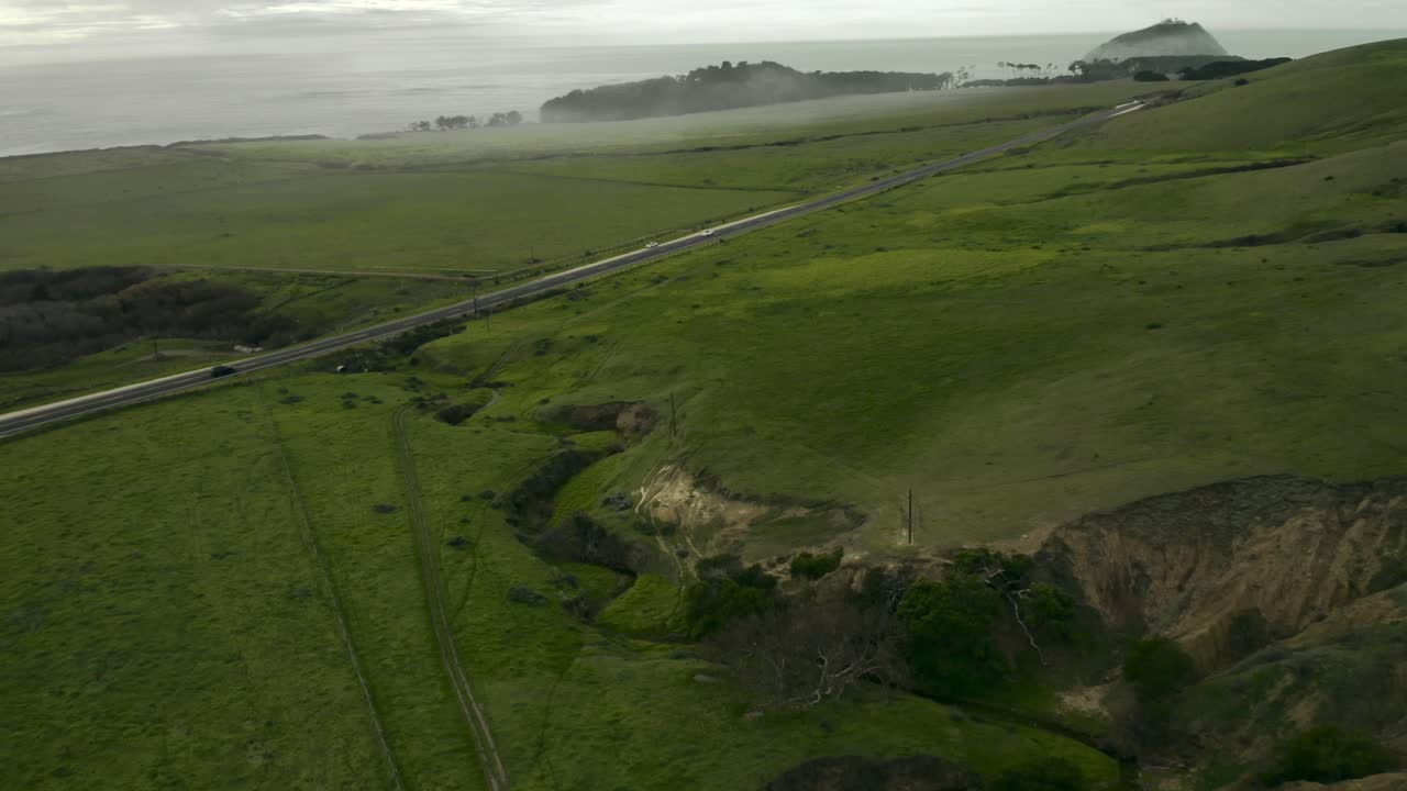 toma de drones de los acantilados de la costa del pacífico en big sur y carmel highlands california