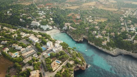 Impresionantes-Imágenes-De-Drones-En-4k-De-La-Hermosa-Bahía-Cala-Santanyi-En-Mallorca---Costa-Este---Vacía-Sin-Gente---Covid-19---Sin-Turistas