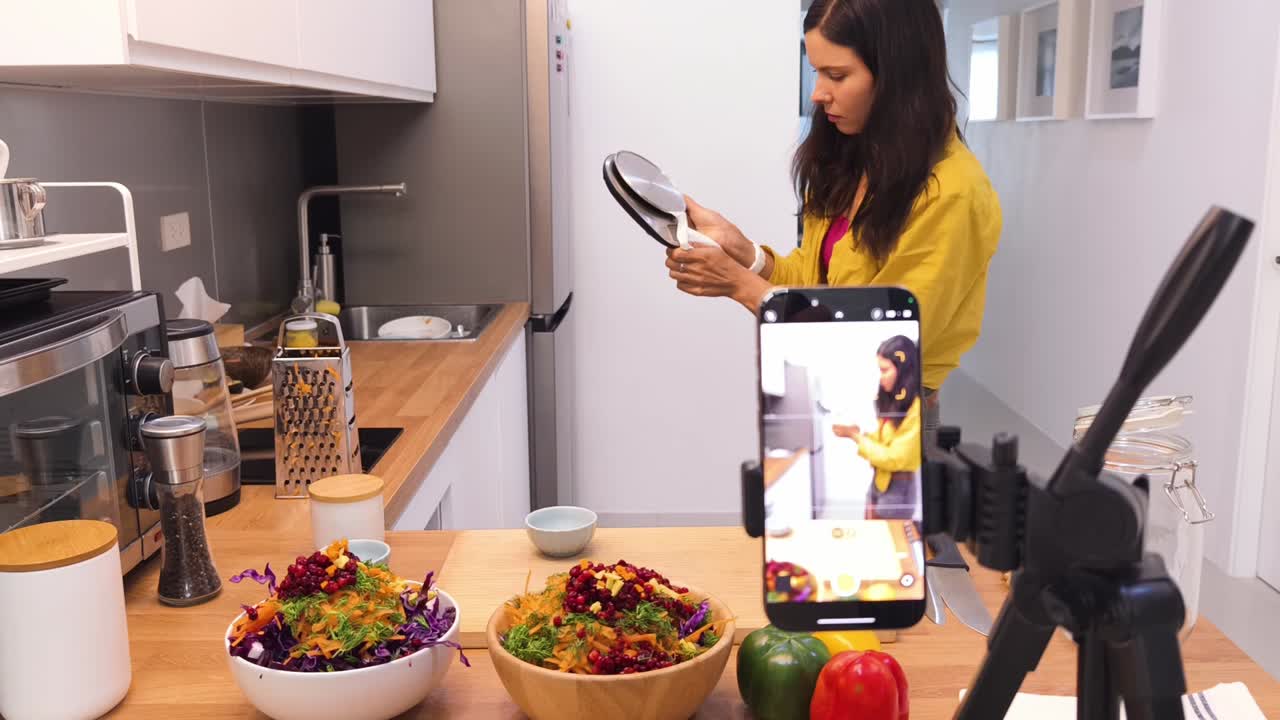 demostración de una receta de ensalada deliciosa y saludable