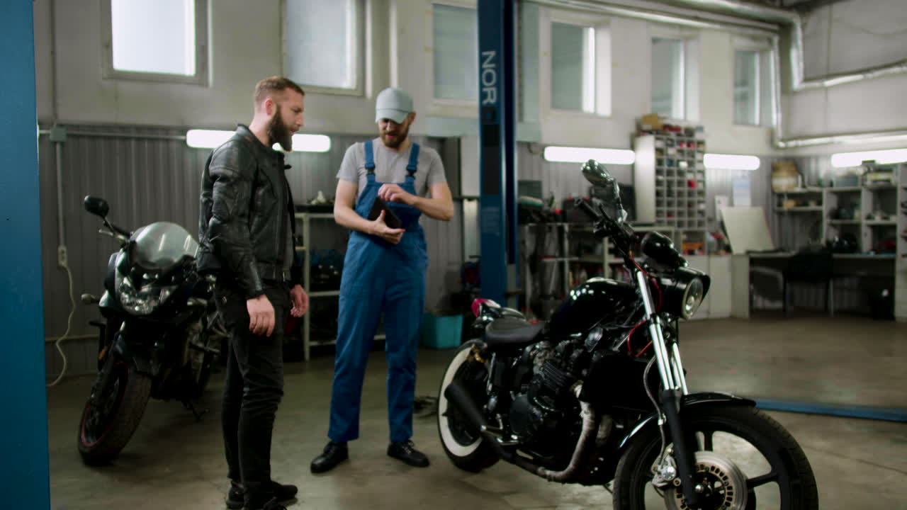 el apretón de manos del mecánico y el jinete