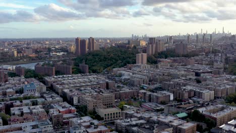 super nítida toma de camiones aéreos a través de la parte superior de manhattan, nueva york, con un agradable paralaje de los edificios en aumento a la hora dorada
