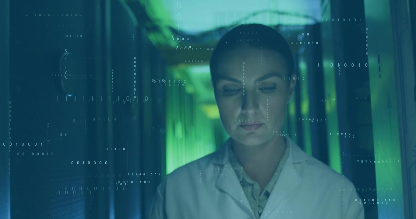 Ved en binær strøm, der vises i en datacenterskorridor, færdiggør en kvindelig forsker analysen.
