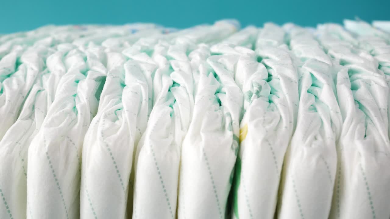 쳐진 아기 기저귀