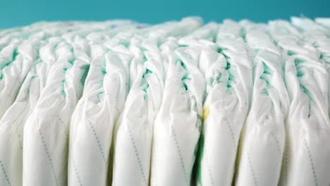 pañales para bebés apilados