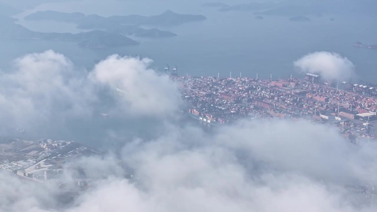 Çin'in Guangdong eyaletindeki Shenzhen şehrinde, bulutlar ve sis içinde belirip kaybolan, hareketli bulut ve sisle çevrili Merkezi İş Alanı (MİA) gökdelenlerinin havadan çekimi.