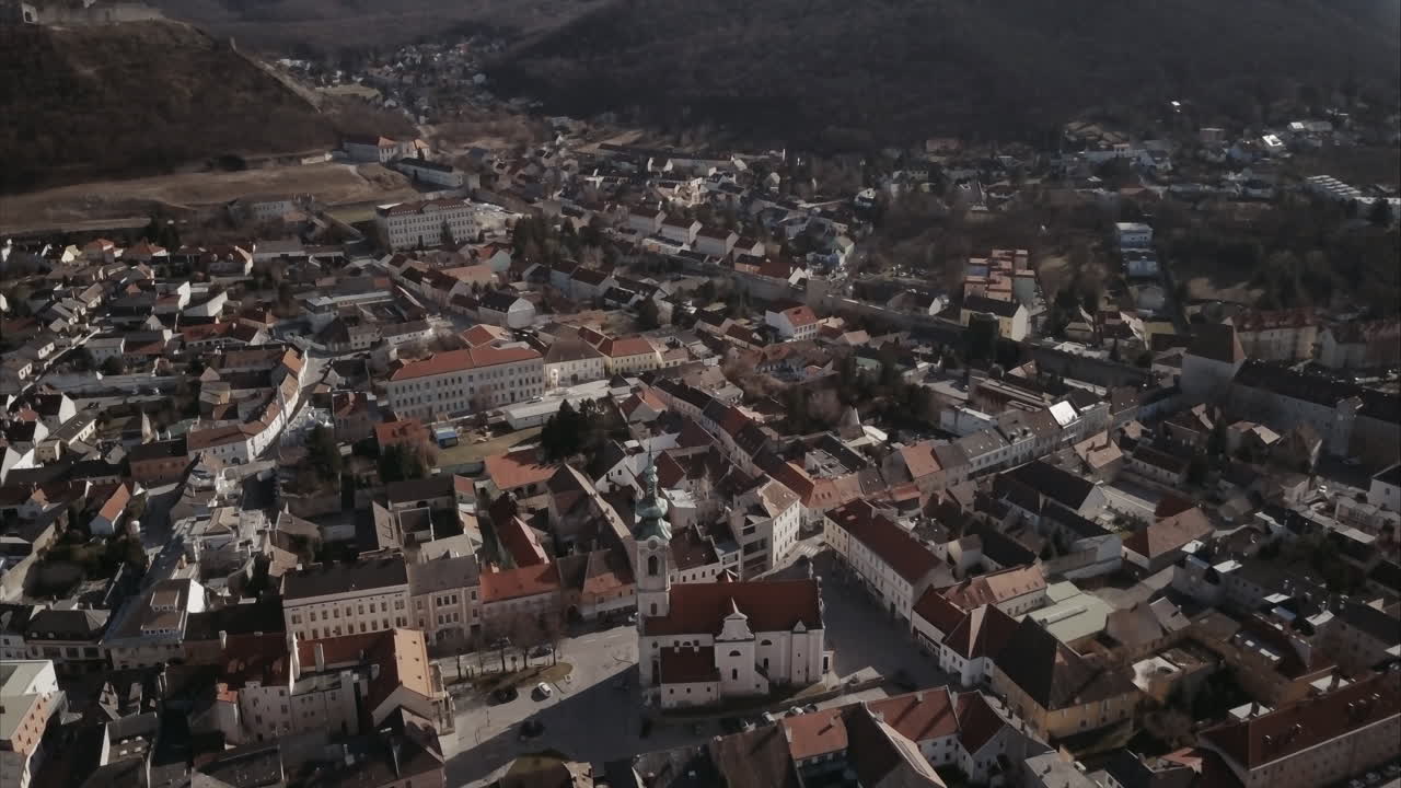 toma aérea de volar sobre la ciudad de hainburg en austria en un día soleado