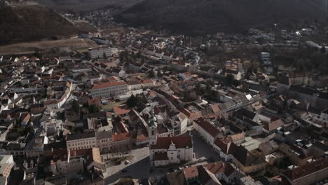 Toma-Aérea-De-Volar-Sobre-La-Ciudad-De-Hainburg-En-Austria-En-Un-Día-Soleado