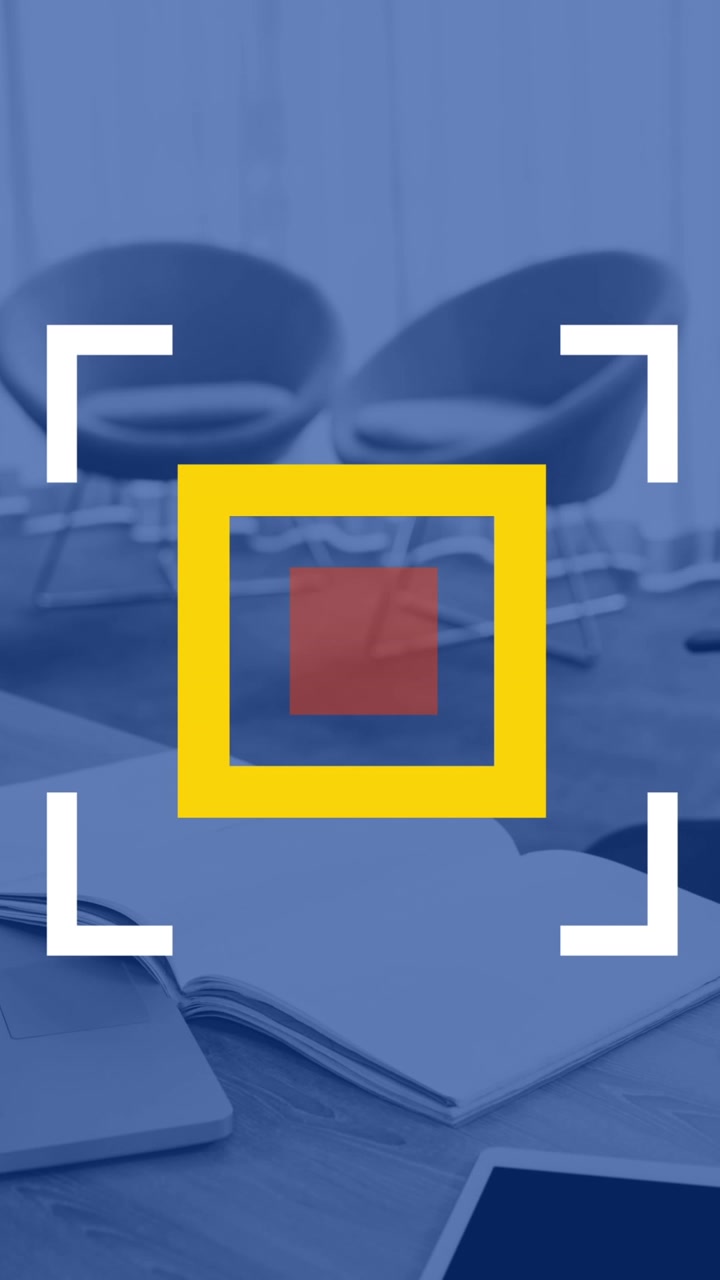 Animazione di elaborazione dati su laptop in ufficio