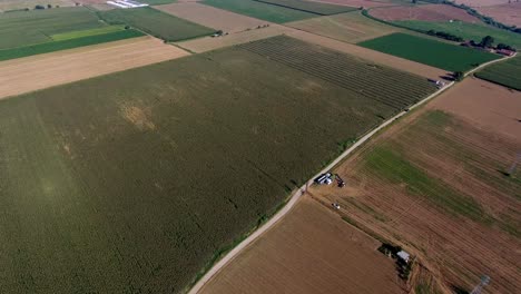 Weitläufige-Luftaufnahme-Von-Riesigen-Ackerland