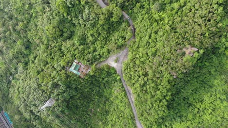 Templo-Clásico-En-Hong-Kong,-Rodeado-De-Un-Exuberante-Terreno-Montañoso-Verde,-Vista-Aérea