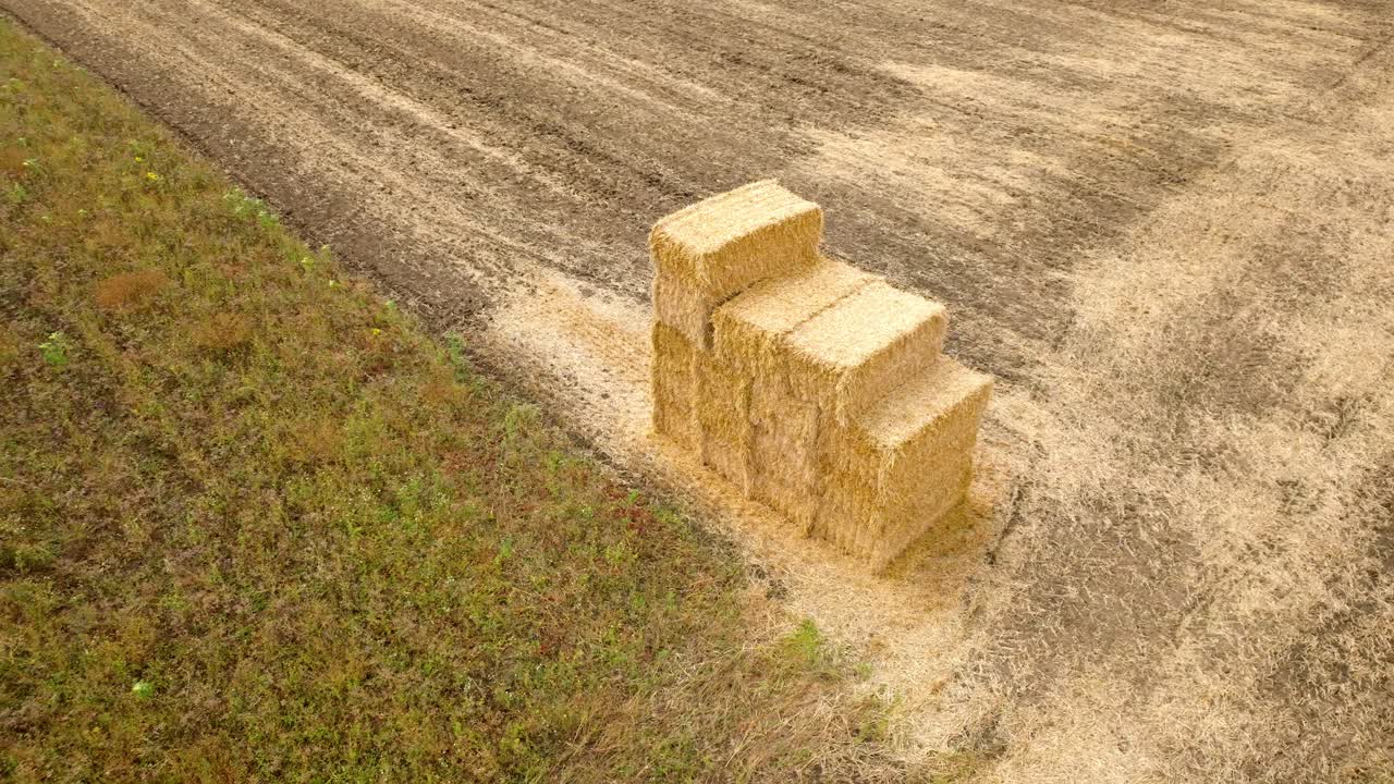 농지 에 있는 사각형 의  ⁇  을 공중 에서 볼 수 있다