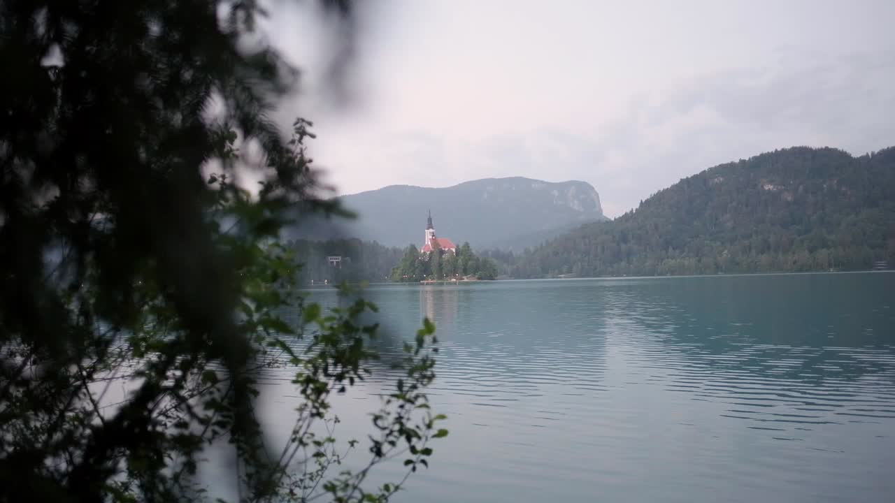 Bellissimo lago di Bled all'alba in Slovenia