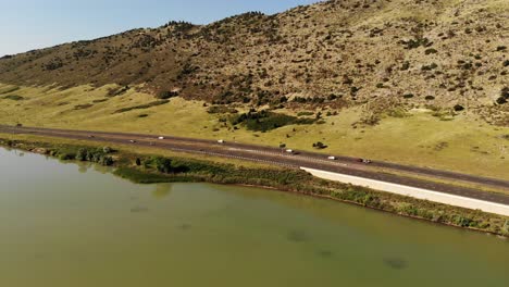 Eine-Drohnenpfanne-über-Soda-Lake,-Morrison-Co