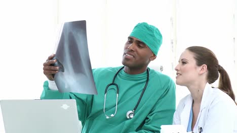 dos médicos serios mirando las radiografías
