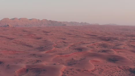 imágenes de drones en 4k, vista aérea del desierto seco en dubái con ondas de arena, paisaje geológico del desierto de altas dunas en los emiratos árabes unidos, videos de drones