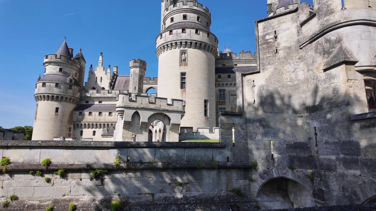 Vista al rallentatore delle mura in pietra, delle torri fortificate e dell'architettura medievale del Castello di Pierrefonds negli Hauts-de-France, Francia.