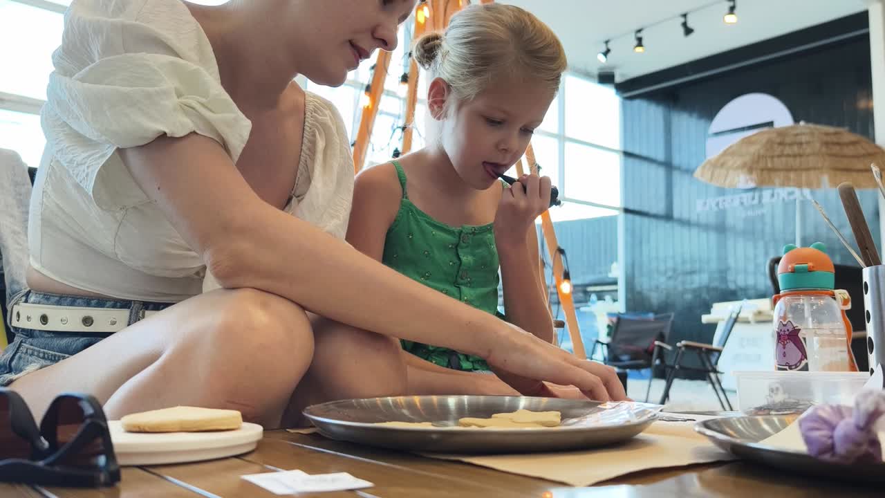 어머니와 딸이 쿠키를 만들고 있습니다.