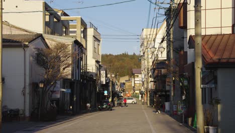 Sonnenuntergang-über-Den-Vierteln-Von-Takayama-In-Der-Japanischen-Präfektur-Gifu,-Friedliche,-Ruhige-Straßen