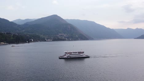 Ferry-En-El-Lago-De-Como-Rumbo-A-Bellagio,-Italia