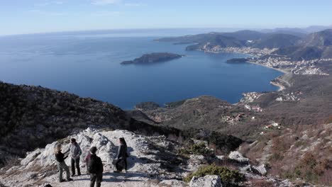 aéreo - personas que visitan el fuerte kosmac y el mar adriático, montenegro, marcha atrás