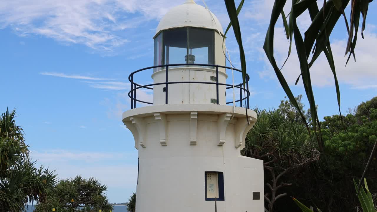 una serie de marcos que muestran un faro a lo largo del tiempo