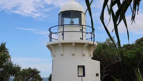una serie de marcos que muestran un faro a lo largo del tiempo