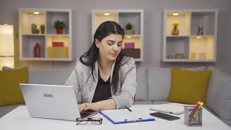 Frau,-Die-Im-Home-Office-Arbeitet,-Hat-Schwierigkeiten,-Sich-Zu-Konzentrieren.