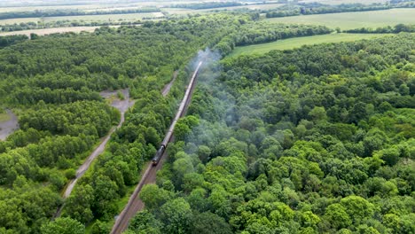 royal scoot tren de vapor siendo perseguido por un avión no tripulado para un gran video aéreo del tren de lujo en su camino a dover a través de la campiña de kent