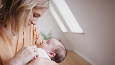 Madre-Amorosa-Sosteniendo-A-Su-Hijo-Recién-Nacido-Durmiendo-En-Casa-En-Un-Apartamento-Tipo-Loft