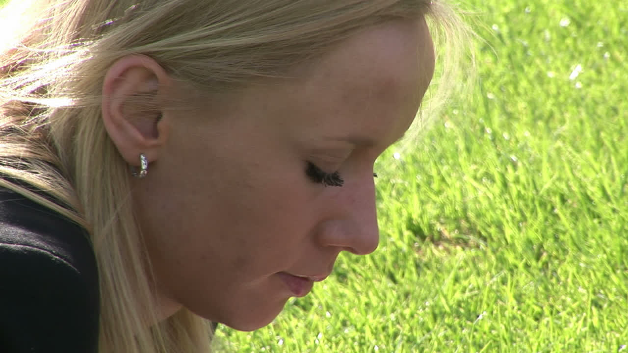 노트북 컴퓨터 를 사용 하여 풀 에 누워 있는 여자