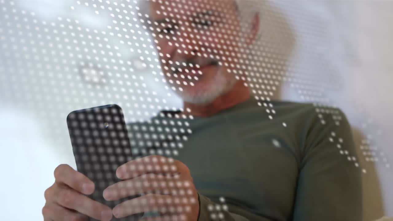 animación de la interfaz digital sobre hombres caucásicos que usan teléfonos inteligentes