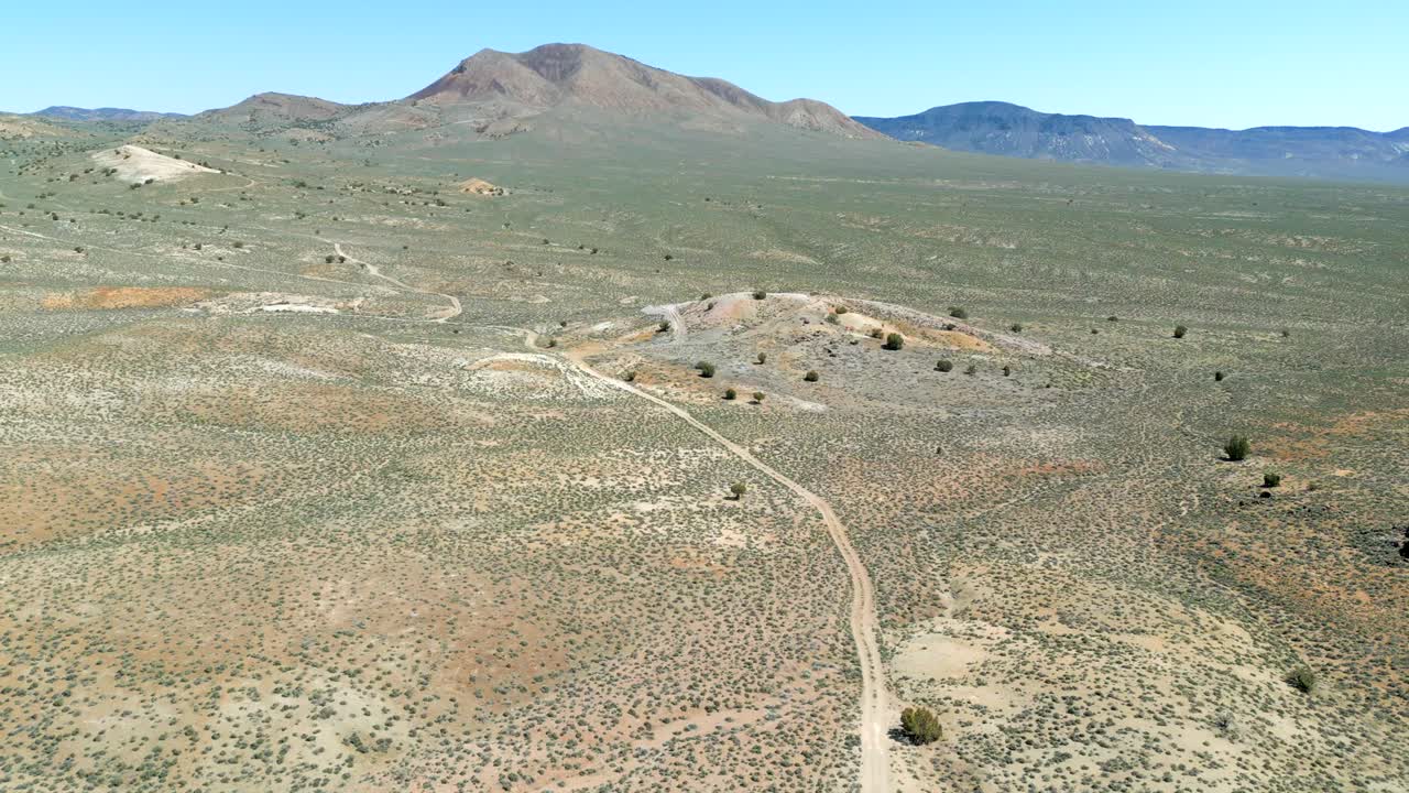 네바다 사막의 표면에 있는 도로의 항공 사진