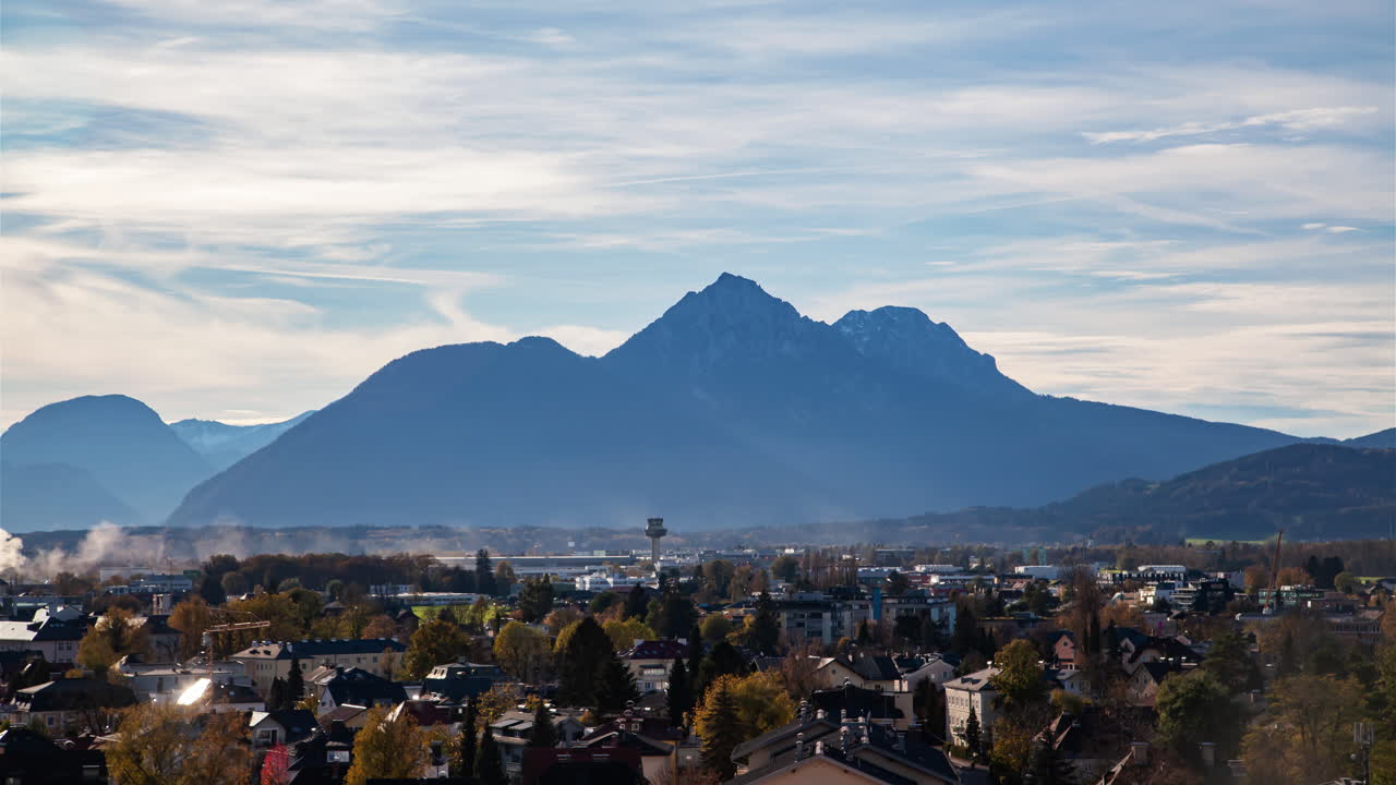 살츠부르크 시, 구름진 하늘과 알프스 산