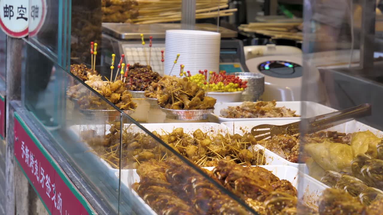 Chengdu's Kuanzhai Alley street food video, vibrant street vendors and shops selling traditionally prepared meals and add to the area's lively ambiance